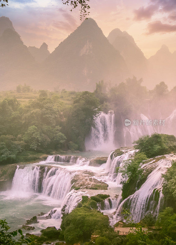 越南曹邦班乔-德天瀑布的阳光景观。Ban Gioc的主体部分分为越南和中国两部分。